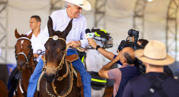 Caiado ressalta avanços na segurança pública em Encontro de Muladeiros de Iporá